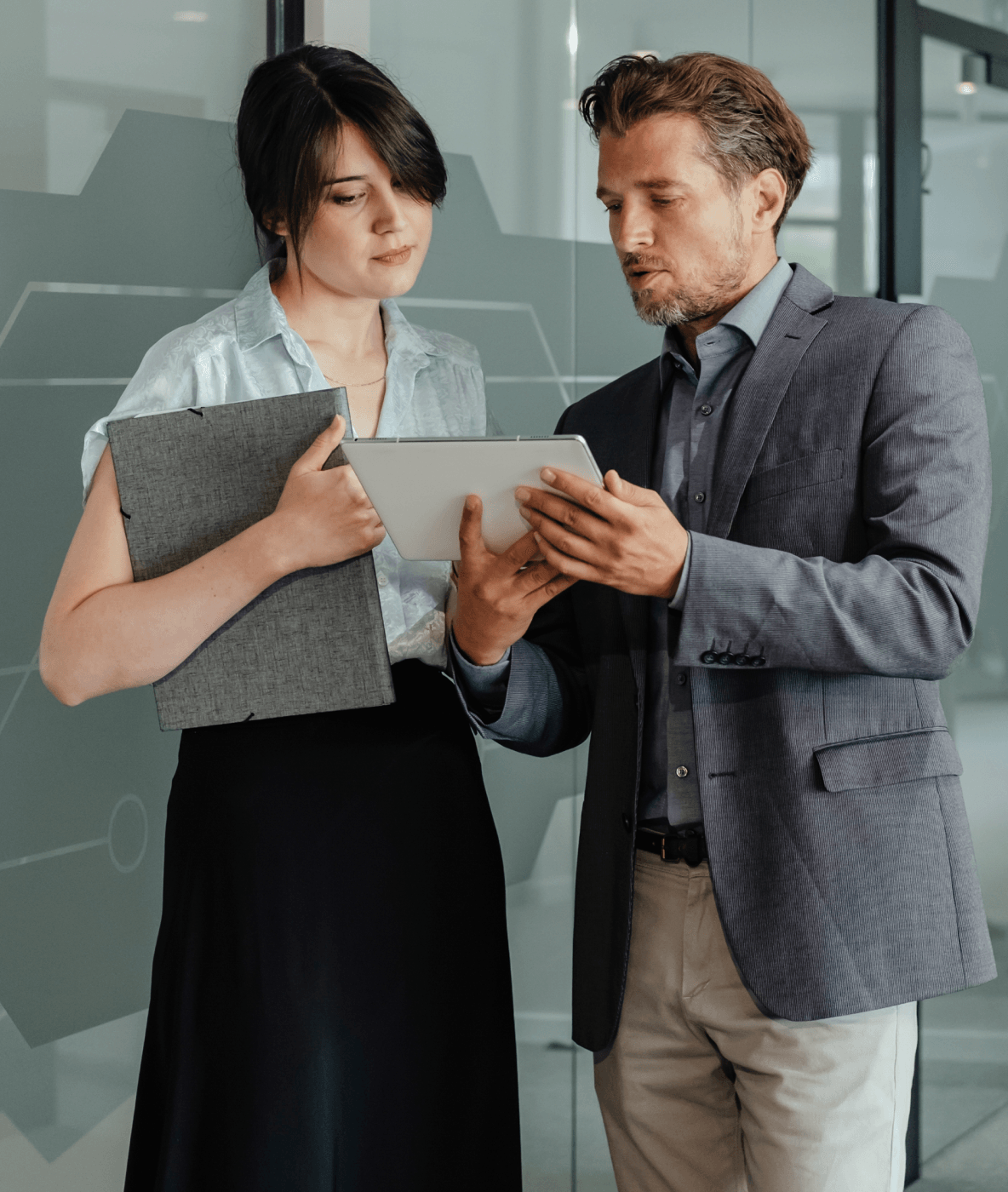 Un homme et une femme regardent une tablette ensemble.